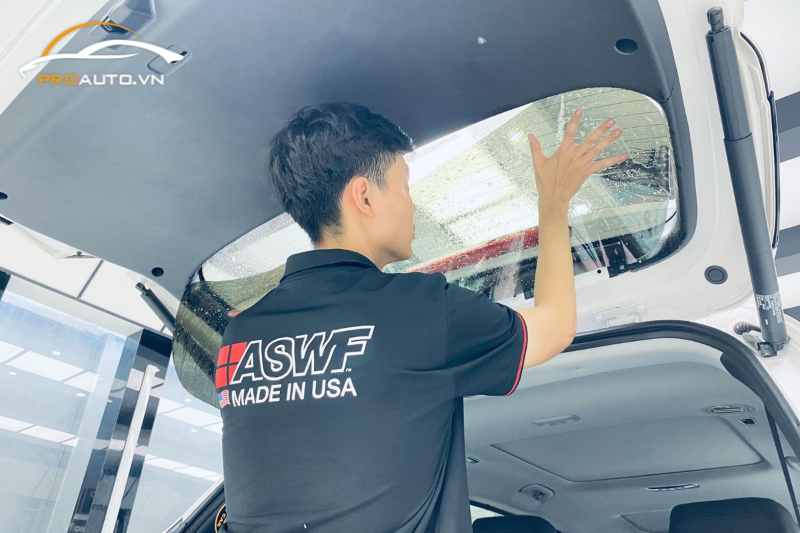 Dán phim cách nhiệt cho kính lưng xe hơi