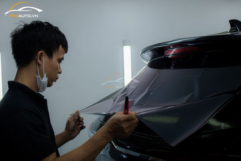 Dán phim cách nhiệt cho kính lưng xe ô tô 