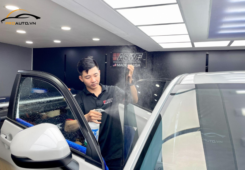 Dán phim cách nhiệt cho kính sườn trước