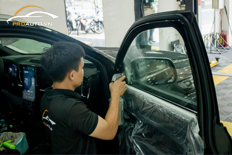 Dán phim cách nhiệt cho kính tài phụ của ô tô