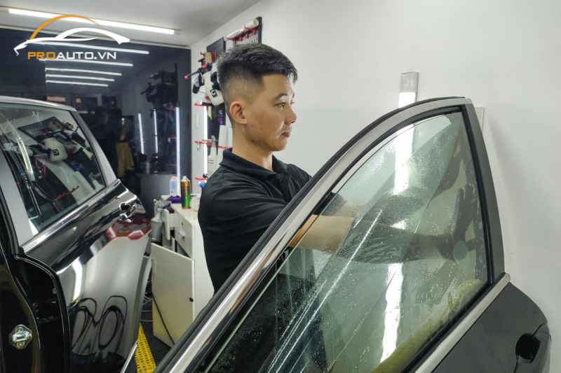 Dán phim cách nhiệt cho kính tài phụ ô tô