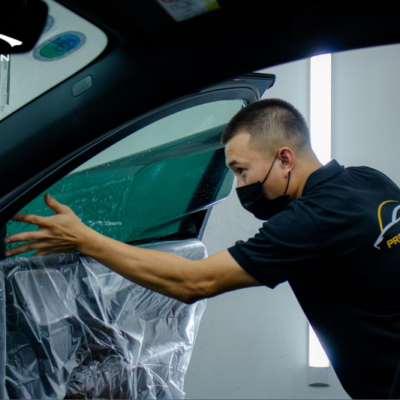 Dán phim cách nhiệt cho kính tài phụ xe hơi