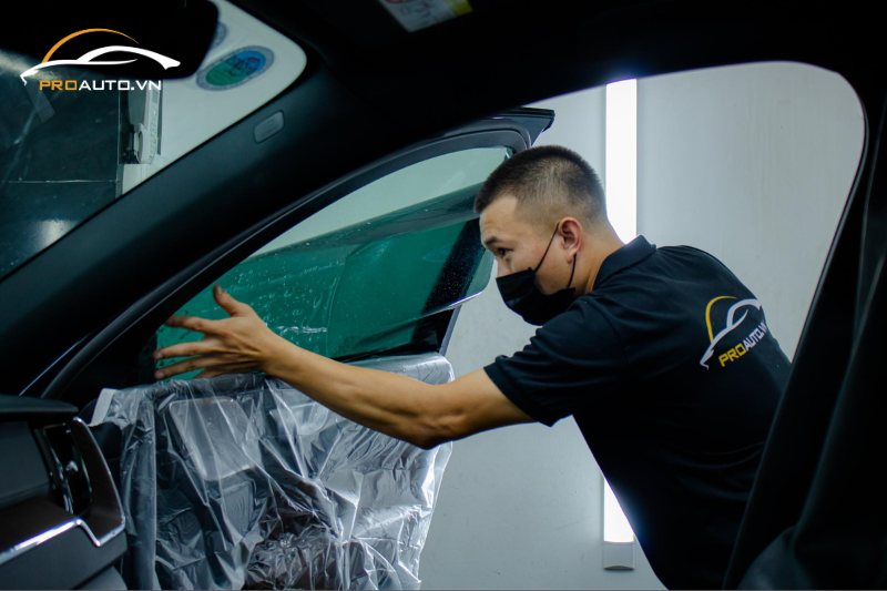 Dán phim cách nhiệt cho kính tài phụ xe hơi