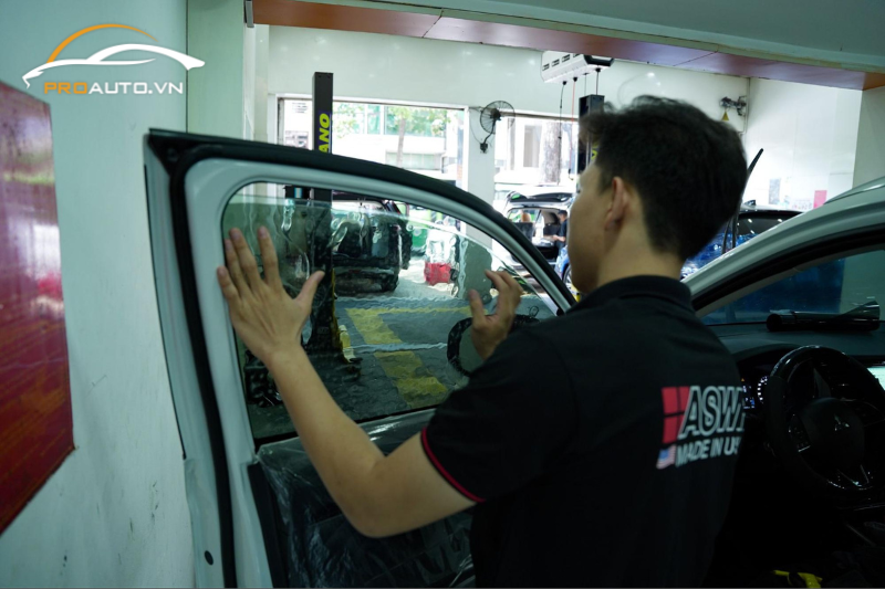 Dán phim cách nhiệt cho kính tài phụ 