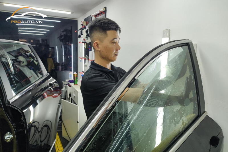 Dán phim cách nhiệt cho kính tài xe hơi