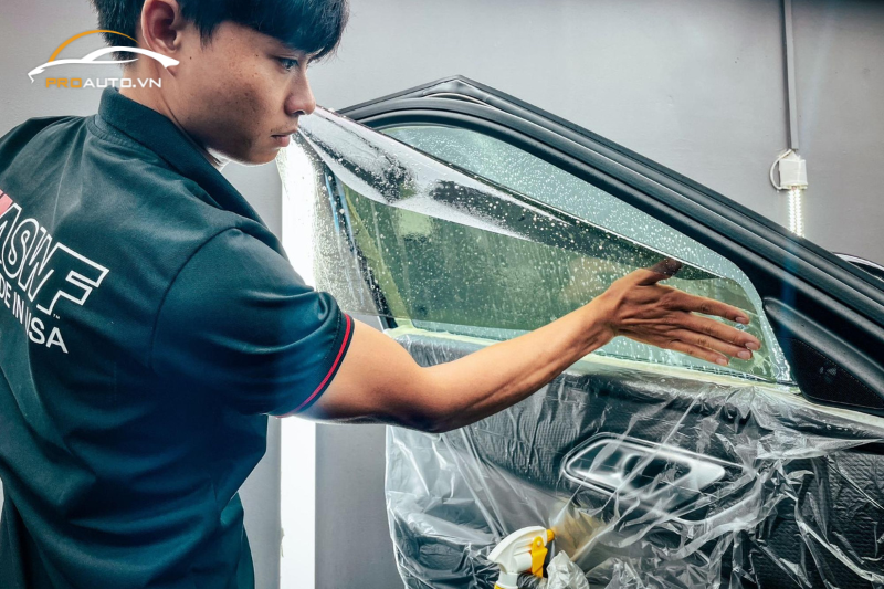 Dán phim cách nhiệt cho kính xe Suzuki Ertiga