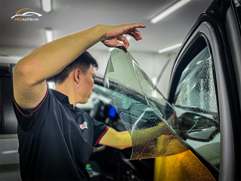 Dán phim cách nhiệt cho xe Mercedes V220 