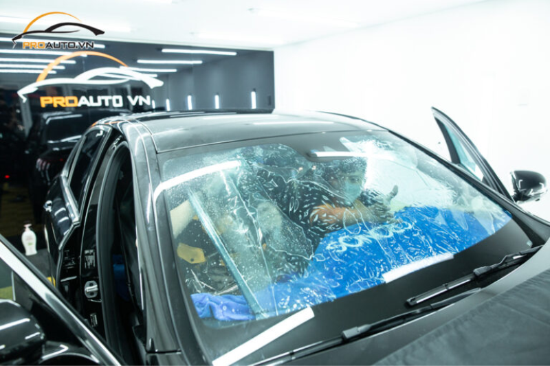 Dán phim cách nhiệt cho xe ô tô 