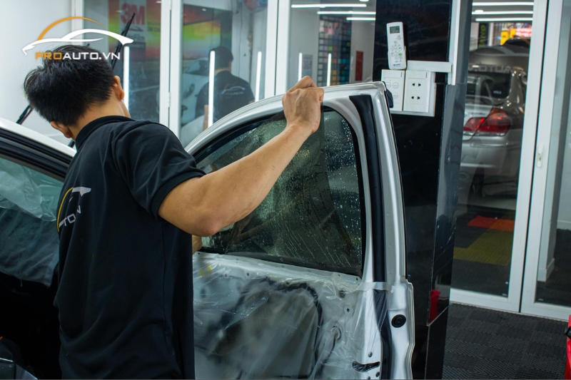 Dán phim cách nhiệt ô tô