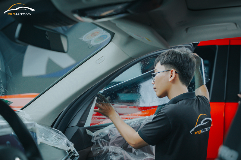 Dán phim cách nhiệt vị trí kính sườn trước xe Ford Explorer