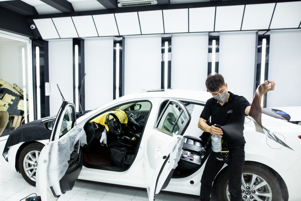 Thi công dán phim cách nhiệt xe ô tô tại Proauto.vn