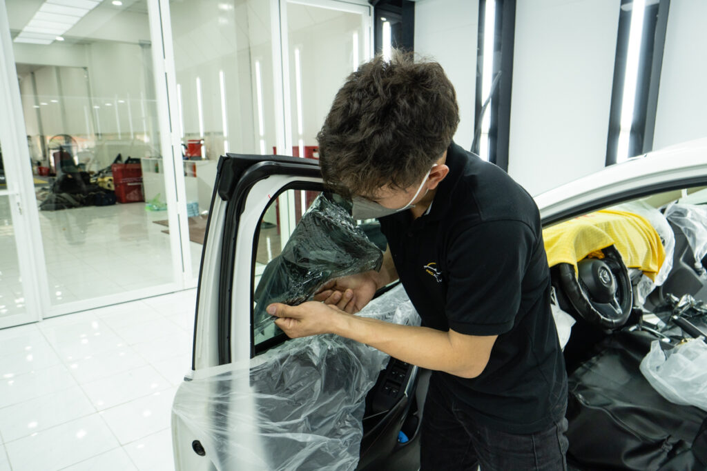 Thi công dán phim cách nhiệt xe ô tô tại Proauto.vn
