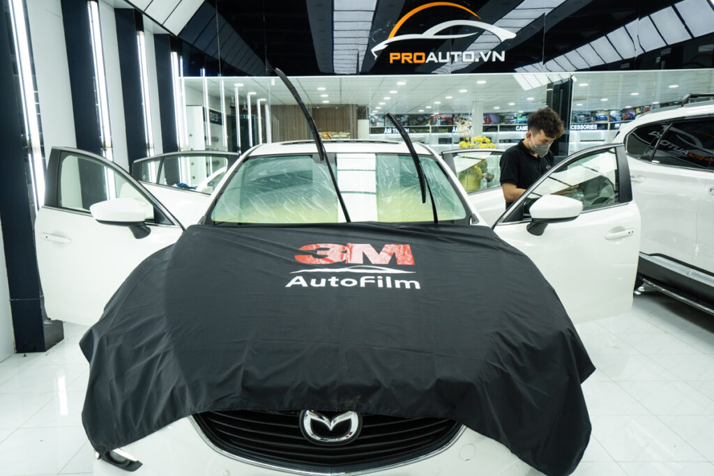 Thi công dán phim cách nhiệt xe ô tô tại Proauto.vn