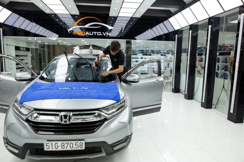 Thi công dán phim cách nhiệt xe ô tô tại Proauto.vn 
