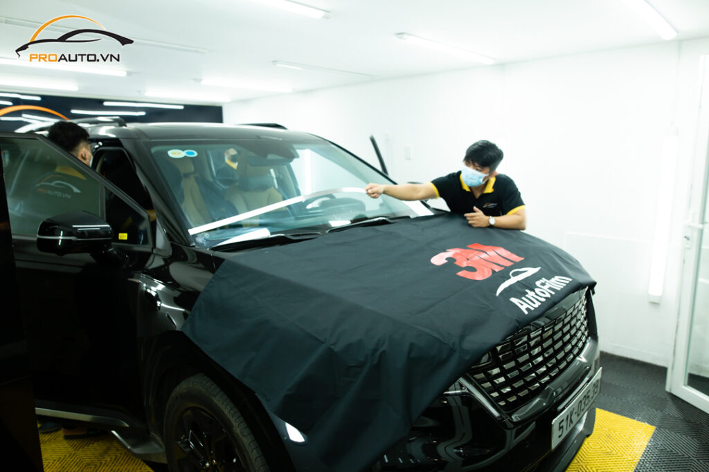 Quy trình dán phim cách nhiệt xe Kia Rondo