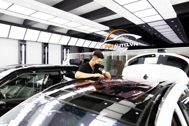 Thi công dán phim cách nhiệt xe ô tô tại Proauto.vn