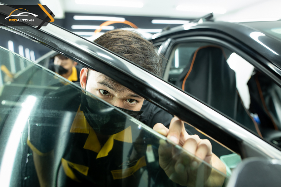 Dán phim cách nhiệt xe Toyota Granvia