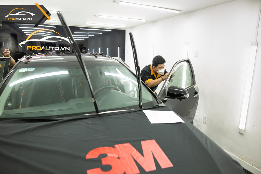 Dán phim cách nhiệt xe Toyota Granvia