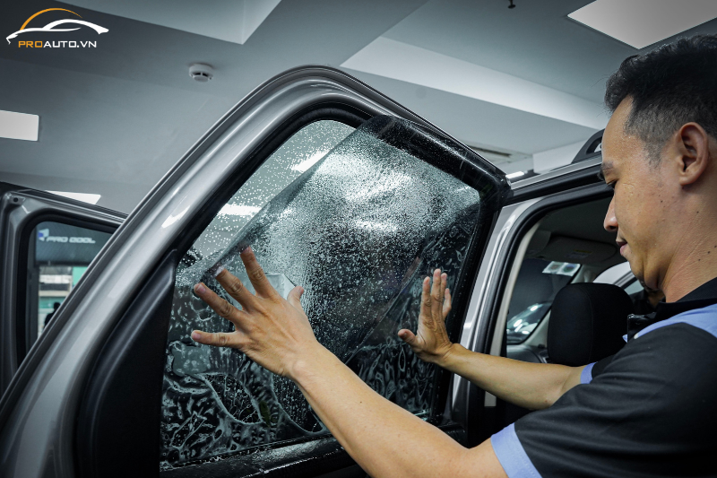 Dán phim cách nhiệt xe Ford Ecosport 2025 vị trí kính sườn sau và kính lưng