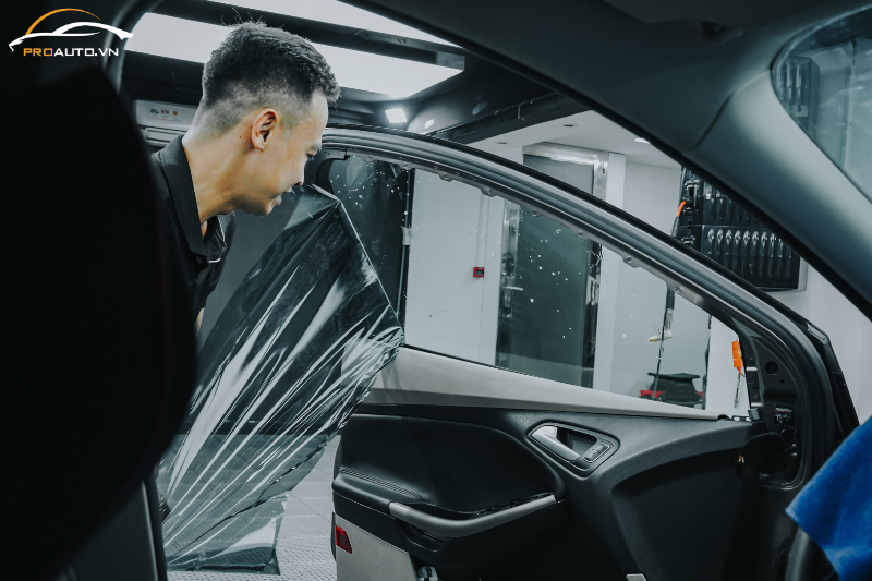 Dán phim cách nhiệt xe Ford Ecosport 2025 vị trí kính sườn trước