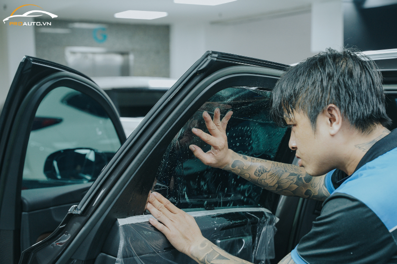Dán phim cách nhiệt xe Ford Ranger vị trí kính sườn sau và kính lưng