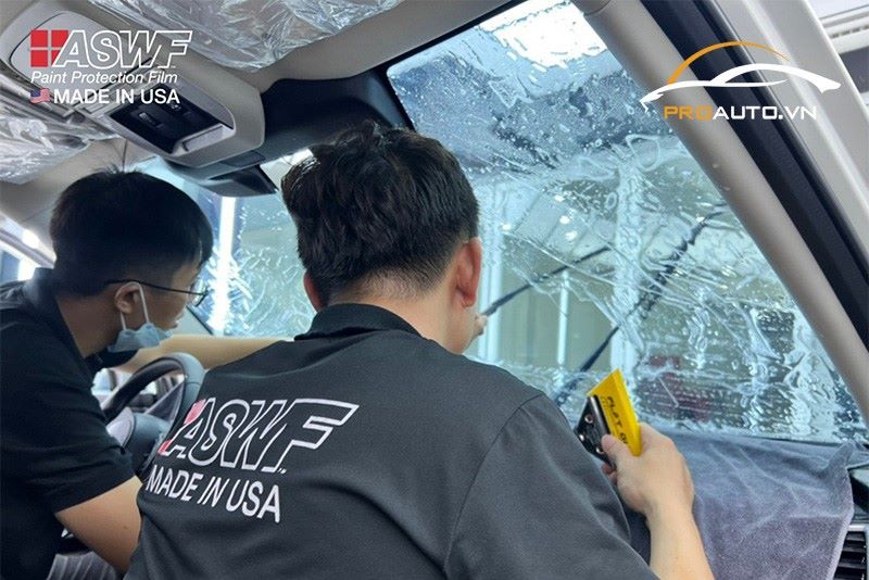 Thi công dán phim cách nhiệt xe ô tô tại PROAUTO.VN