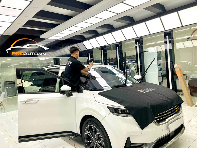 Dán phim cách nhiệt xe Kia Carnival 