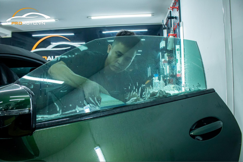 Dán phim cách nhiệt xe Kia Soluto giúp bảo vệ và duy trì vẻ đẹp của xe