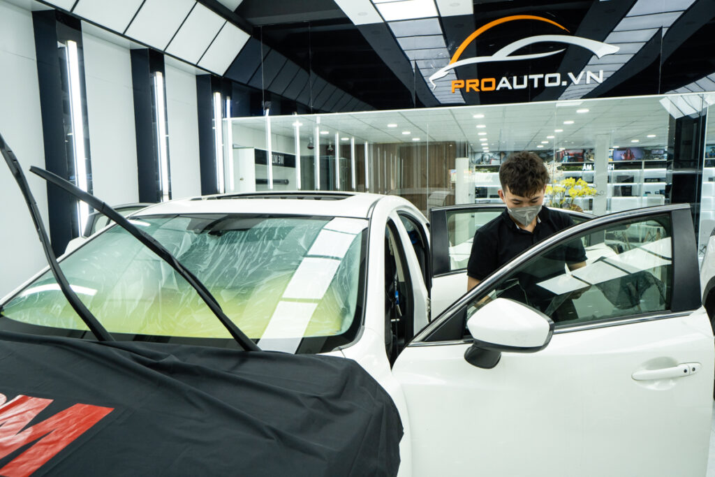 Thi công dán phim cách nhiệt xe ô tô tại Proauto.vn