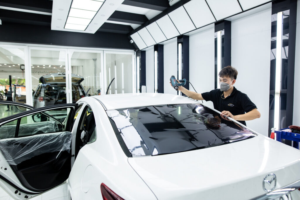 Thi công dán phim cách nhiệt xe ô tô tại Proauto.vn