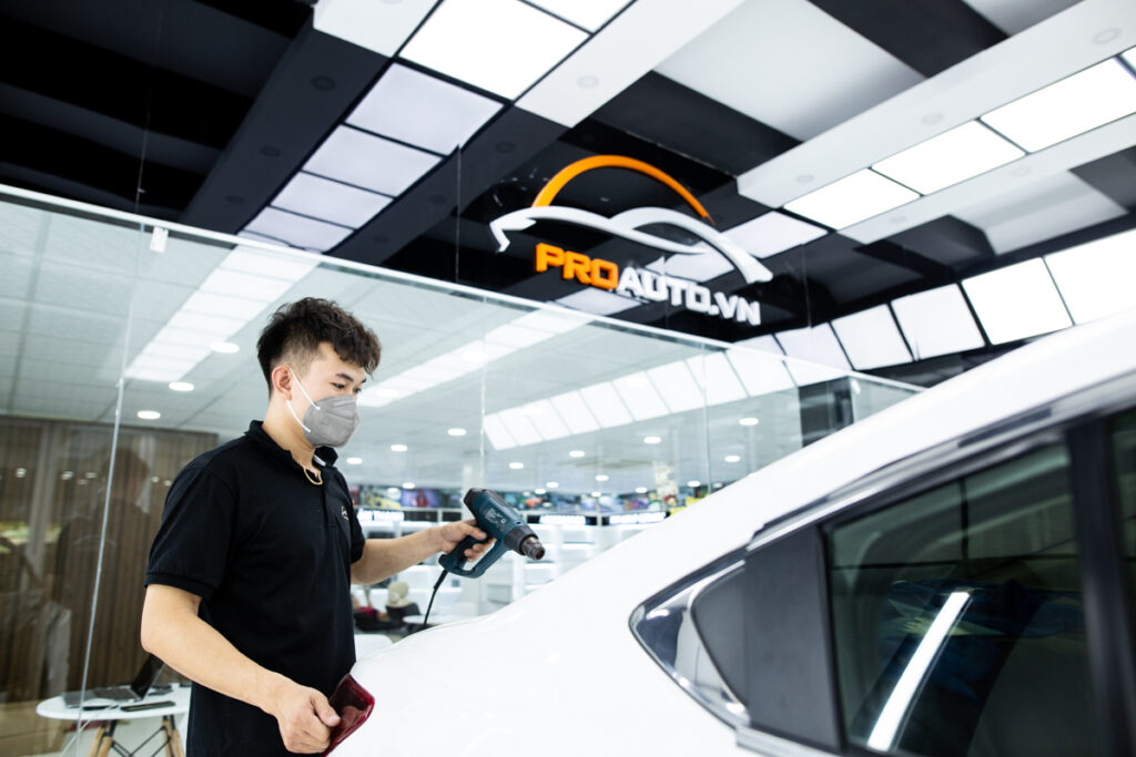 Thi công dán phim cách nhiệt xe ô tô tại Proauto.vn