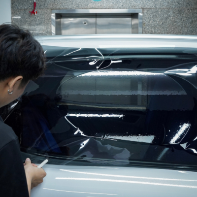 Dán phim cách nhiệt xe Mazda 2 vào giai đoạn hoàn thiện