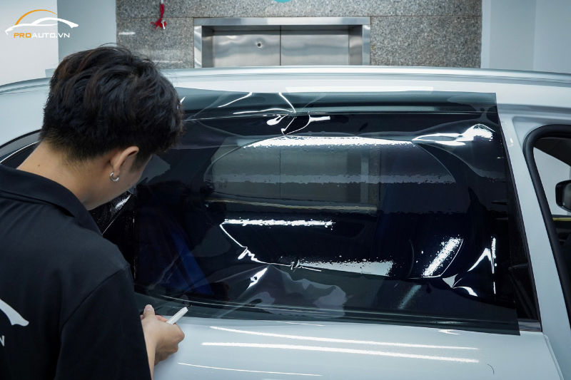 Dán phim cách nhiệt xe Mazda 2 vào giai đoạn hoàn thiện