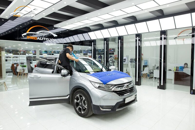 Thi công dán phim cách nhiệt xe ô tô TP.HCM