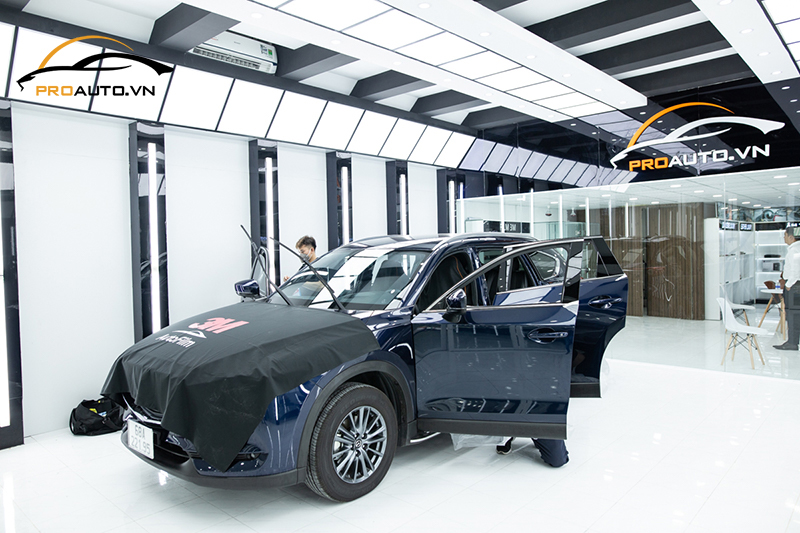 Thi công dán phim cách nhiệt ô tô tại PROAUTO.VN