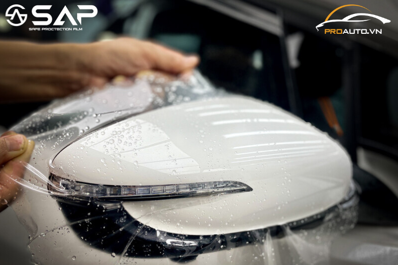 Dán PPF ô tô sử dụng màng bảo vệ dày dặn chống trầy xước