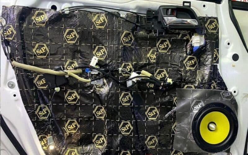 Dán tiêu âm STP Crystal ở phía sau loa