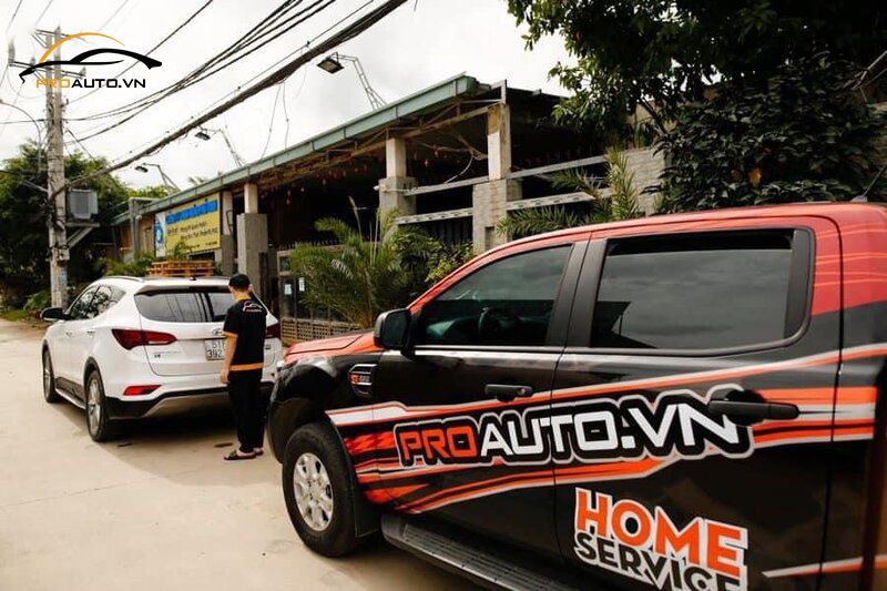 Dịch vụ thi công dán phim cách nhiệt xe hơi tại nhà
