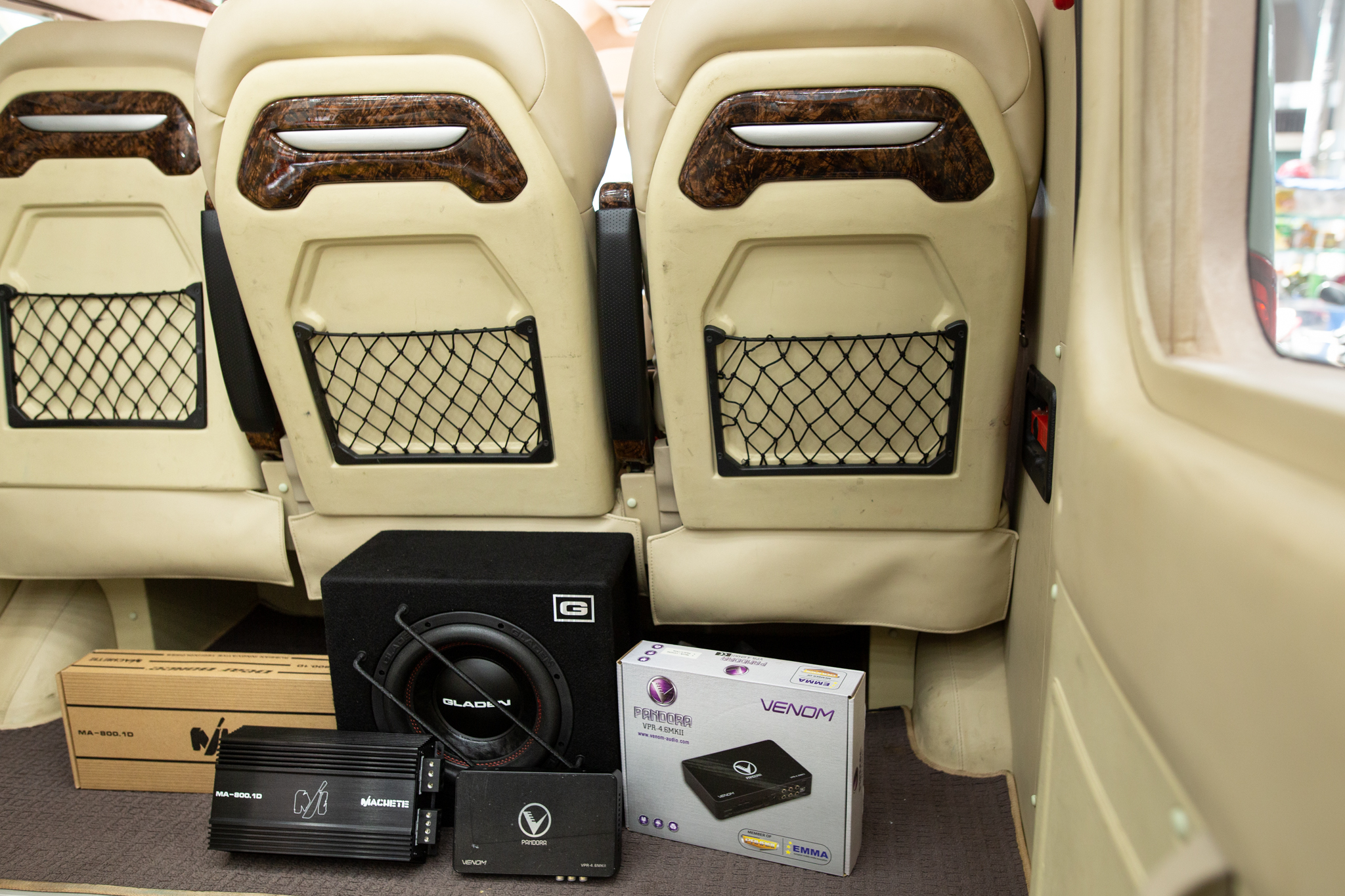 Độ âm thanh xe Ford Transit - Ảnh 2