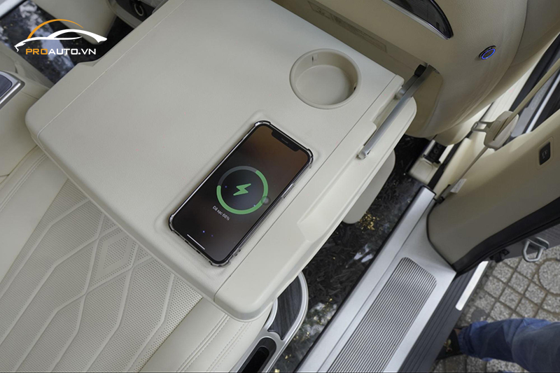 Độ bàn làm việc xe Kia Carnival tích hợp sạc không dây