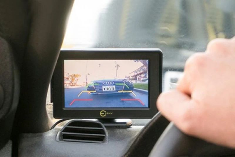 Độ camera lùi cho xe Hyundai Custin