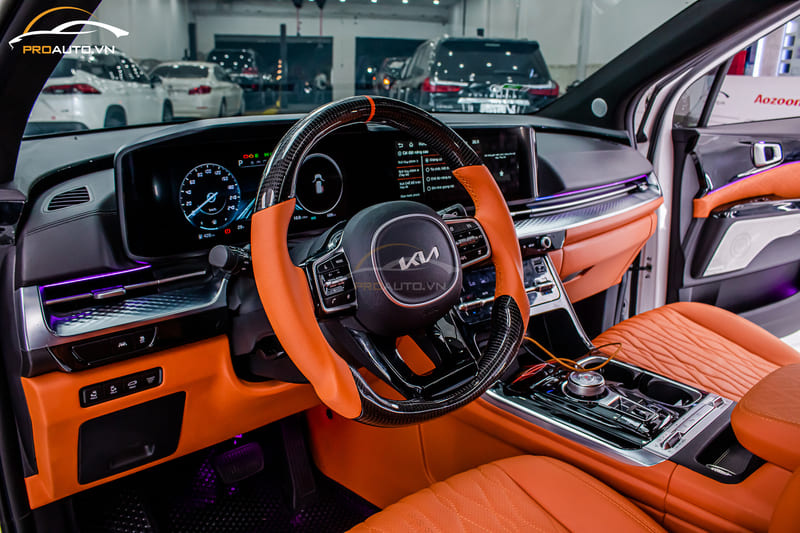 Đồ chơi xe Kia Carnival với Ốp carbon vô lăng hiện đại