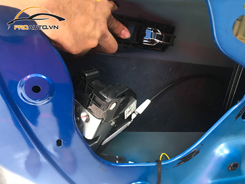 do cua hit o to xe Ford Explorer 5