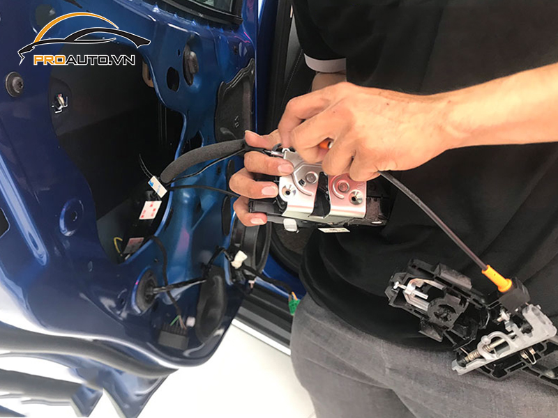 do cua hit o to xe Ford Explorer 6