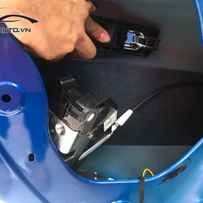 do cua hit o to xe Kia Explorer 5 1