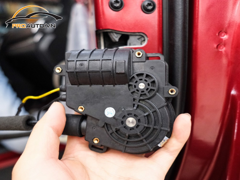 do cua hit o to xe ford Explorer 10