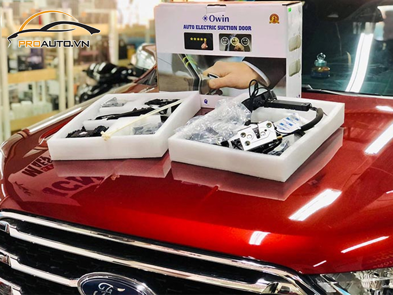 do cua hit o to xe ford Explorer 4