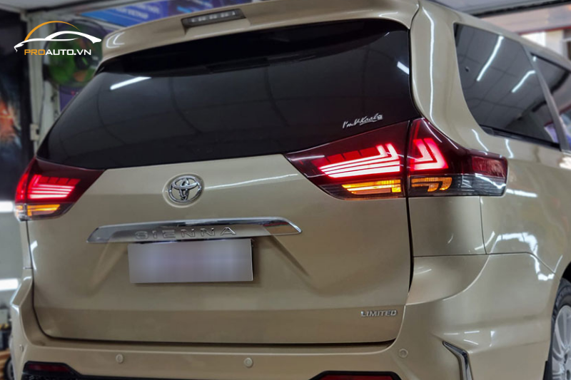 Độ đèn hậu phong cách Porsche cho xe Toyota Sienna