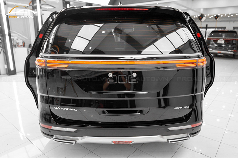 Độ đèn hậu phong cách Porsche xe Sedona