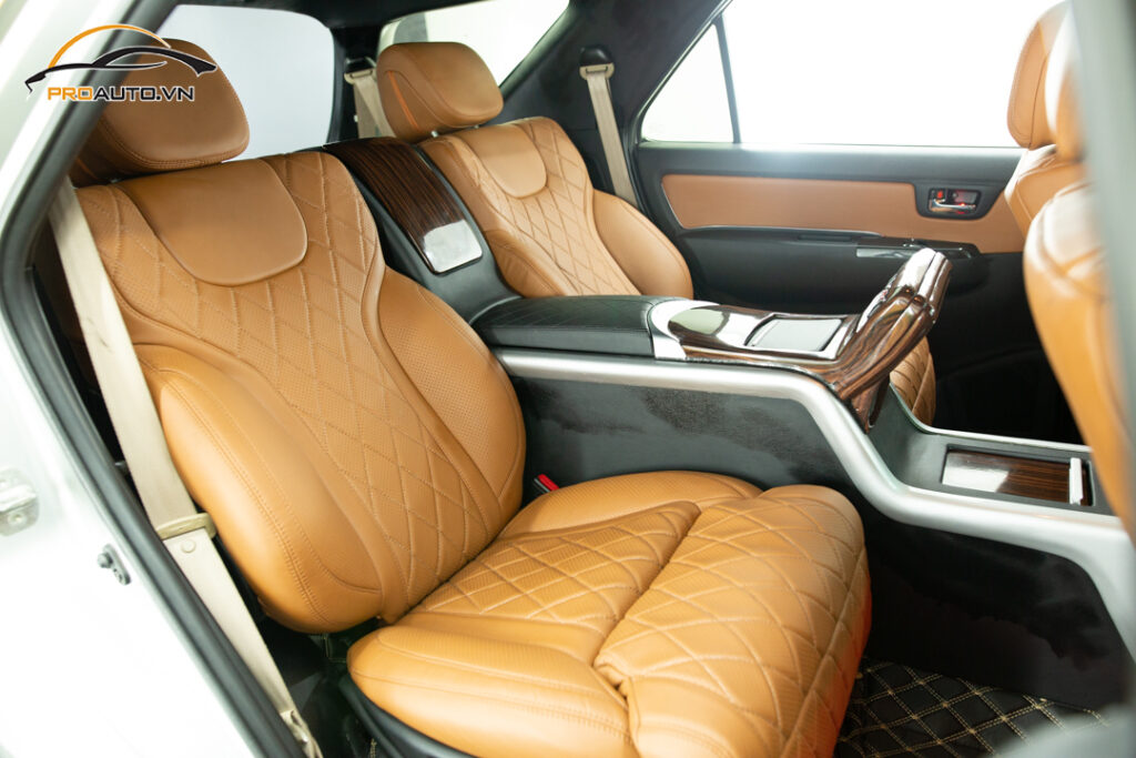 Độ ghế limousine xe Toyota Granvia